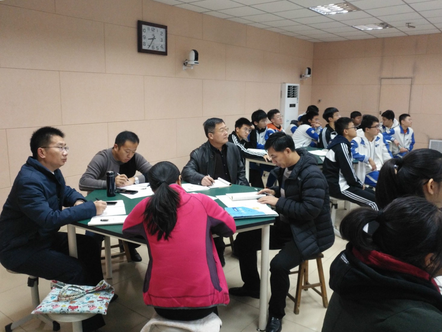 跟岗交流的老师们与我们学校的地理老师们共同听课并讨论_meitu_8.jpg